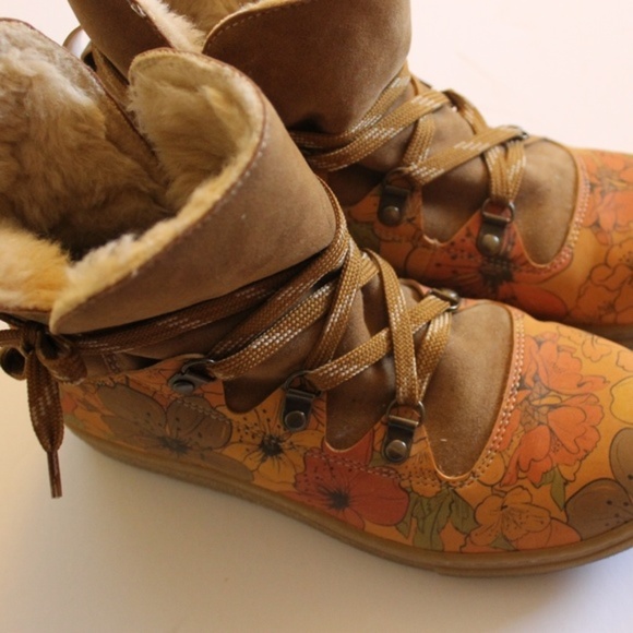 Alaska Shoes - *Sale* Lace-Up Sherpa Ankle Boot Flower Motif